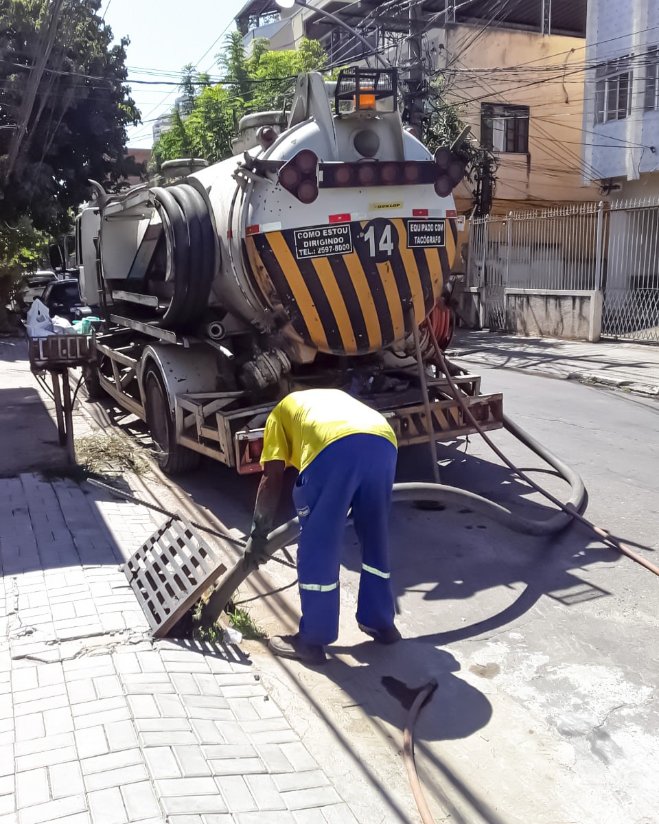 Secretaria de Serviços Públicos realiza limpeza nos bueiros das Ruas Barão do Rio Branco, 14 de Dezembro, Manoel Duarte e Presidente Vargas