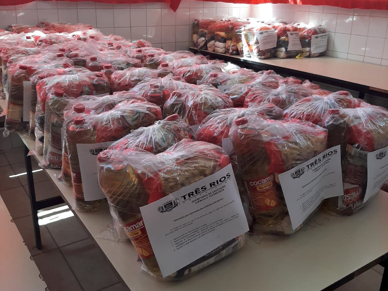 Entrega de kits na Rede Municipal de Ensino é elogiada por pais de alunos