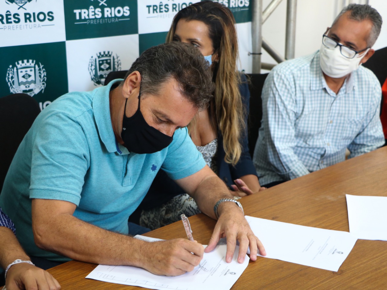 Prefeito Joa assina convênio para abertura do CEAM (Centro Especializado de Atendimento da Mulher Vítima de Violência Doméstica)