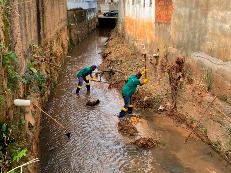 Prefeitura de Três Rios realiza limpeza do Córrego da Maçonaria e poda de árvores na Praça da Autonomia