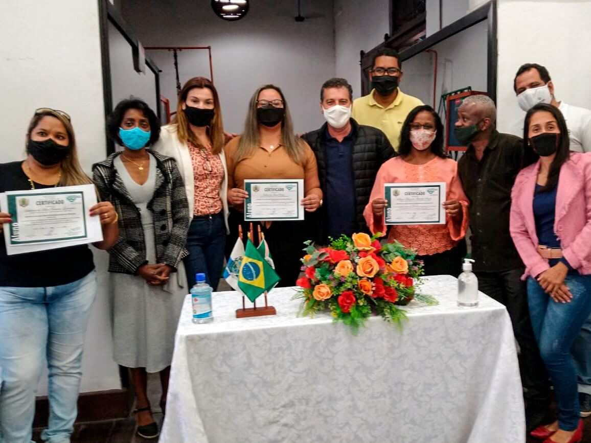 Secretaria de Educação realiza a entrega de certificados de curso de qualificação profissional