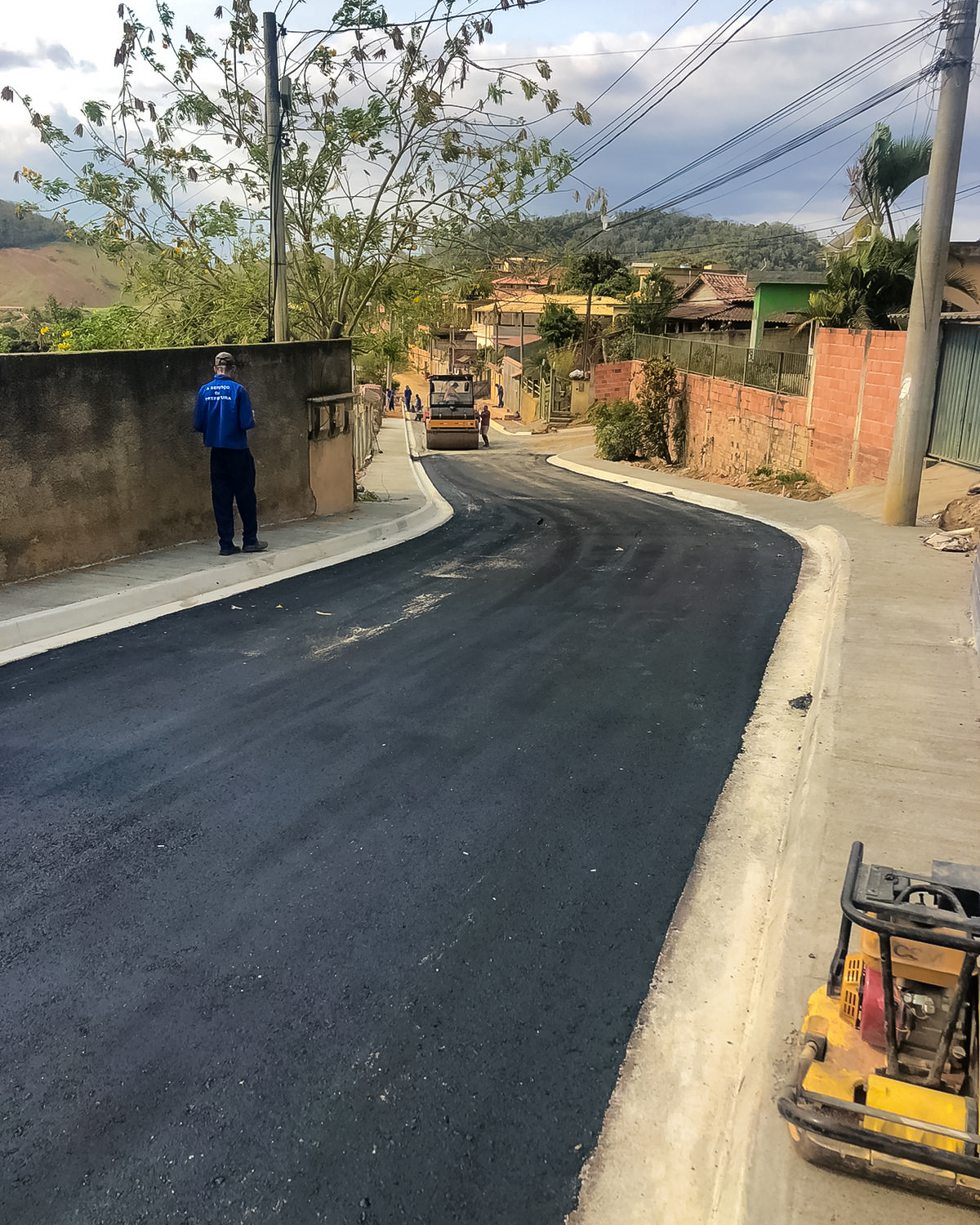 Prefeitura de Três Rios asfalta via em Bemposta