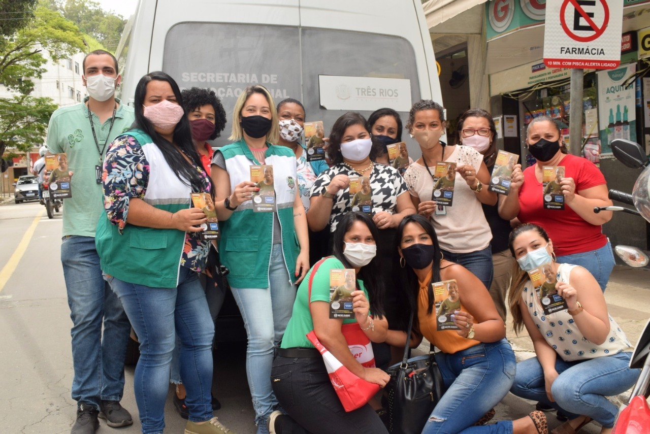 Equipes da Prefeitura de Três Rios percorrem bairros para entrega dos cartões do Supera RJ