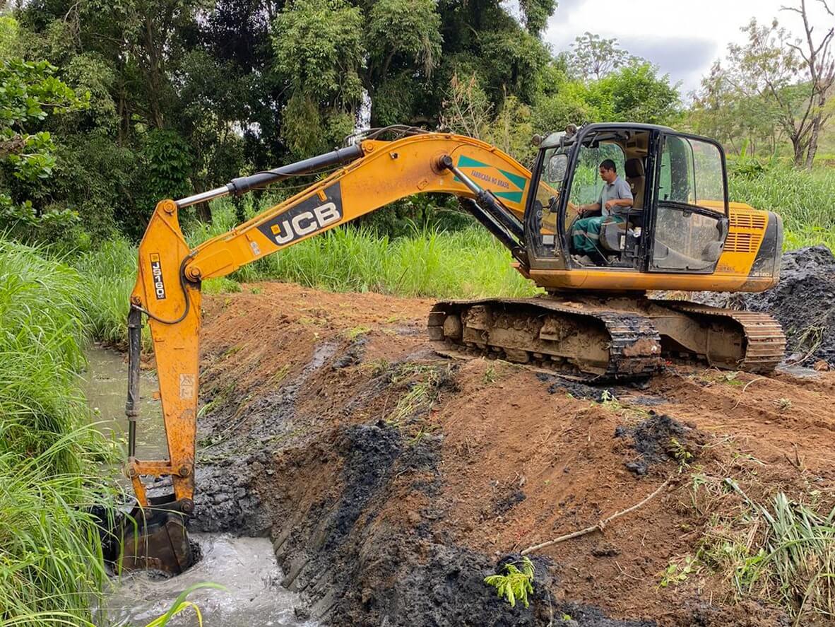 Prefeitura de Três Rios realiza limpeza de córrego no bairro Ponto Azul
