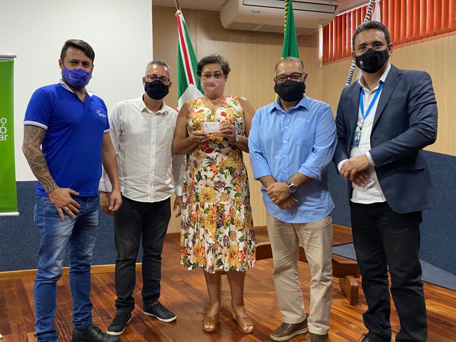 Secretaria de Cultura entrega Carteira do Artesão
