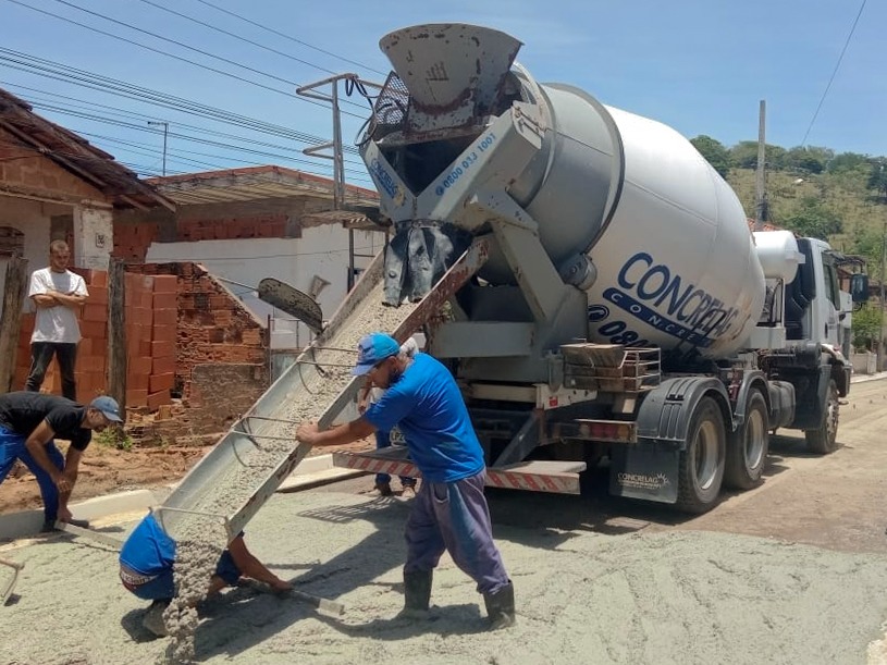 Prefeitura faz concretagem de rua em Bemposta