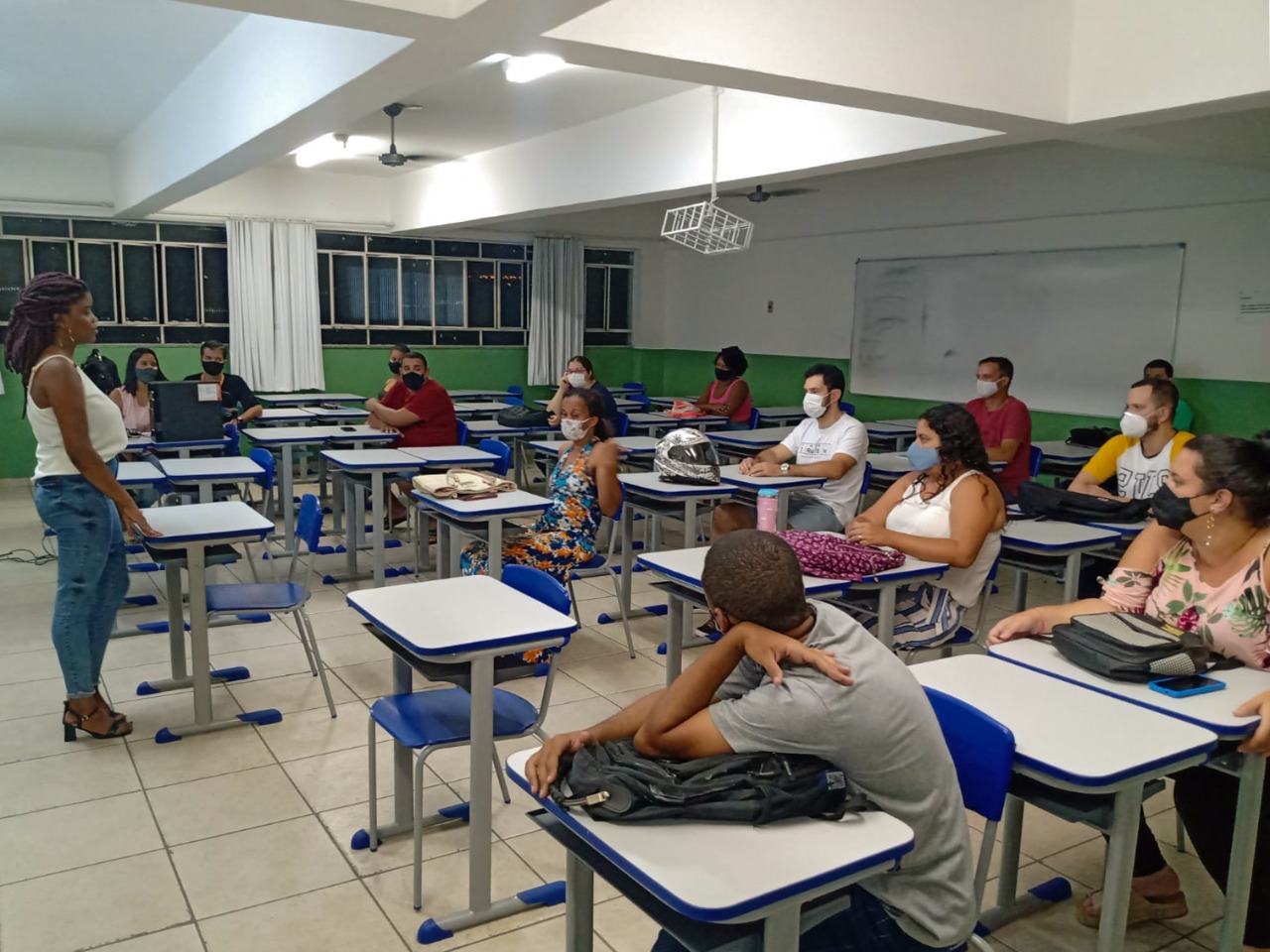 Secretaria de Indústria e Comércio, em parceria com escola de qualificação profissional, realiza aula sobre saúde mental e relações de trabalho