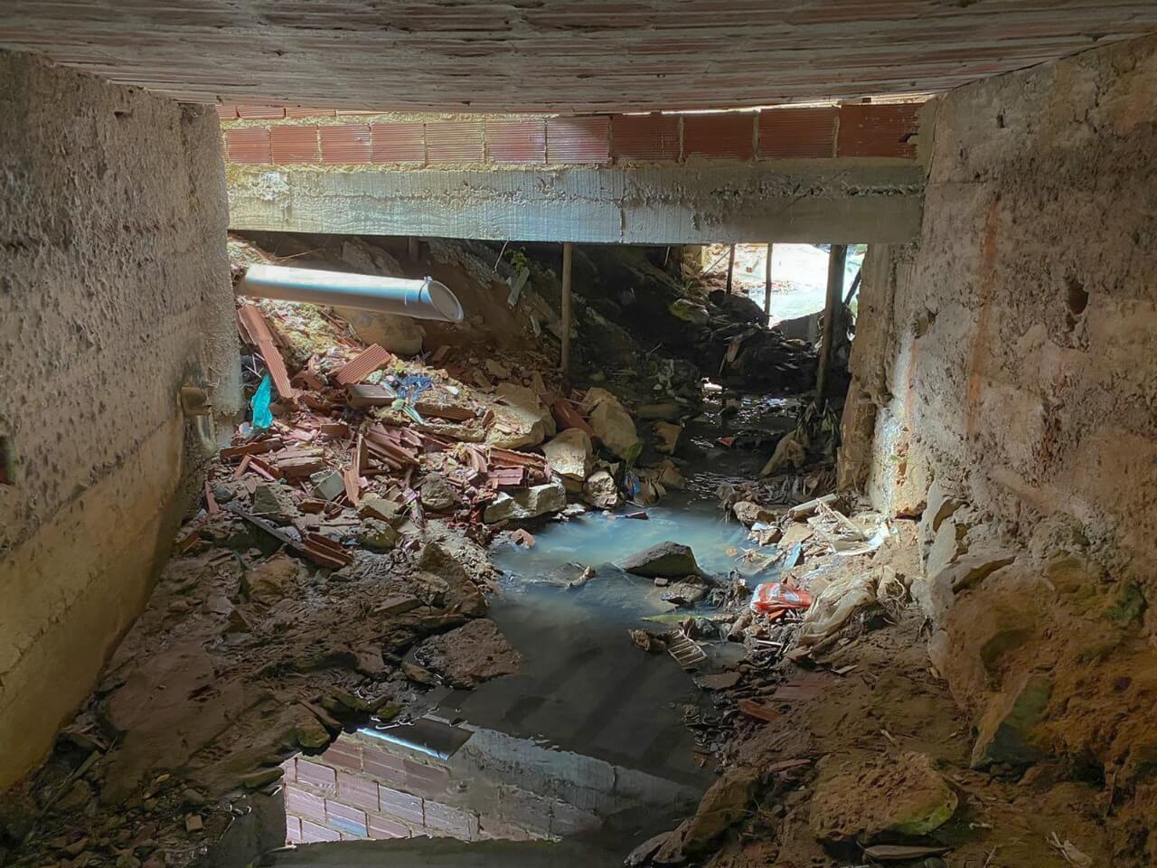 Prefeitura de Três Rios segue com limpeza e desassoreamento de córregos do município