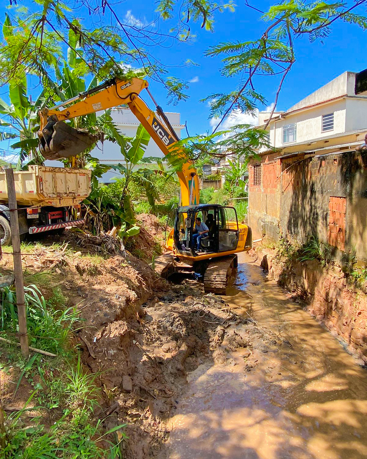Prefeitura de Três Rios segue com desassoreamento dos córregos