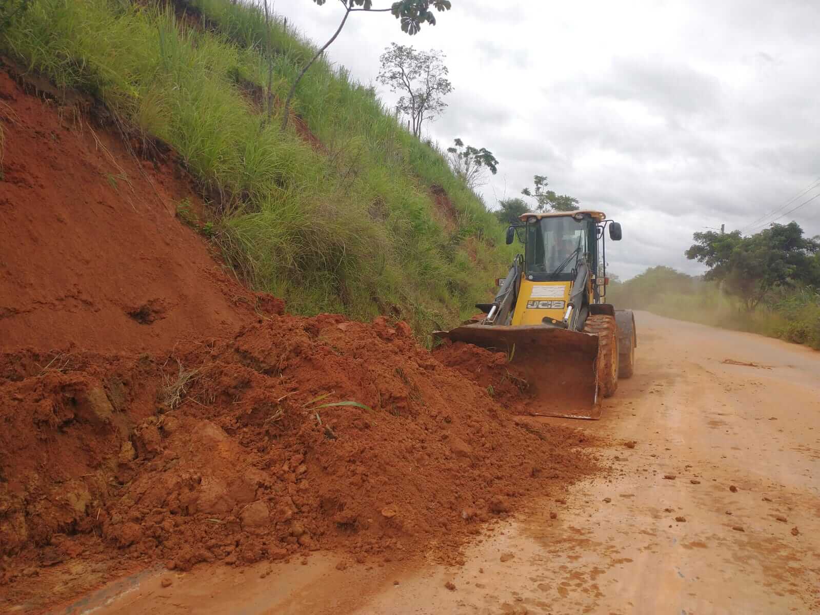 Prefeitura de Três Rios promove limpeza de ruas após chuvas e segue combate a enchentes e alagamentos
