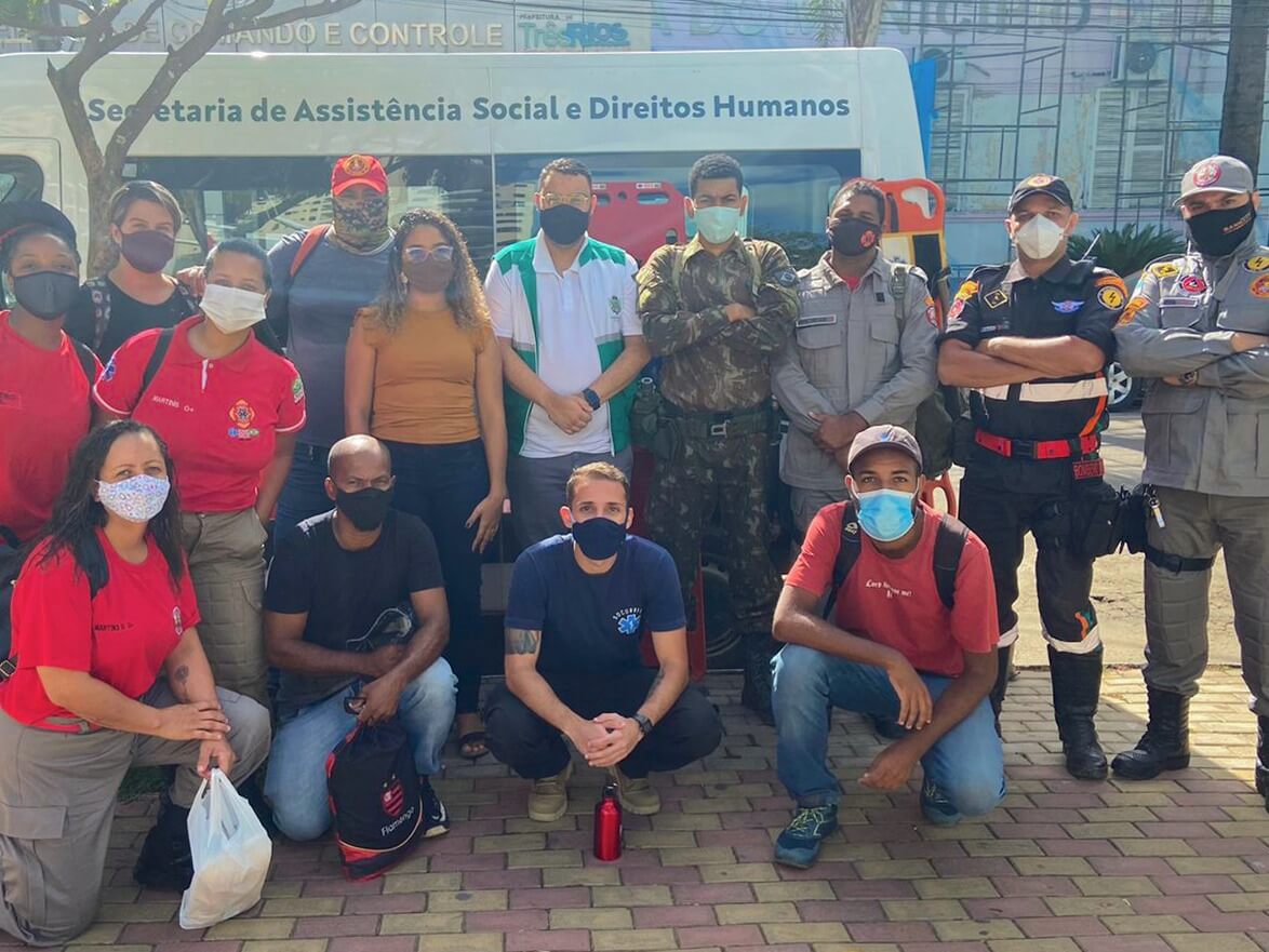 Bombeiros de Três Rios e equipe da Assistência Social vão a Petrópolis auxiliar vítimas das chuvas 