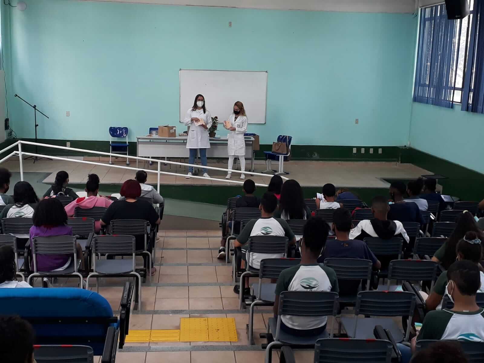 Secretarias de Educação e Saúde promovem palestras para orientar alunos sobre a COVID-19