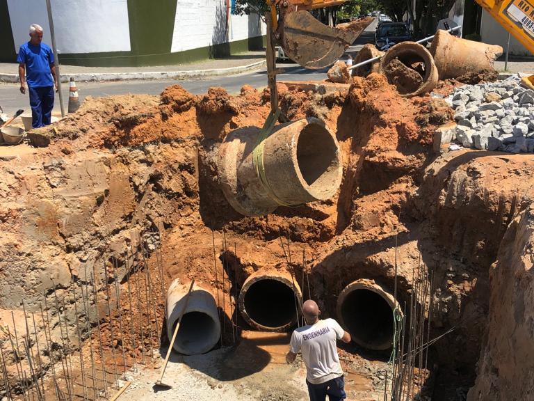 Prefeitura realiza construção de poço de visita na Avenida Alberto Lavinas