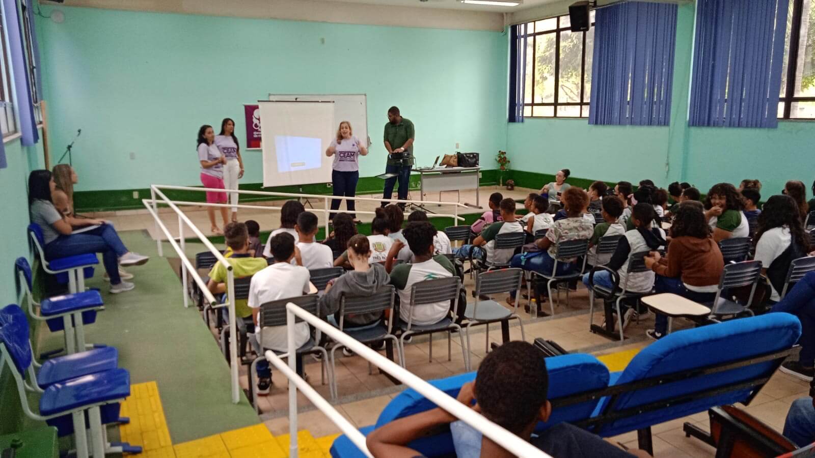 CEAM aborda a gravidez na adolescência em encontro nas escolas