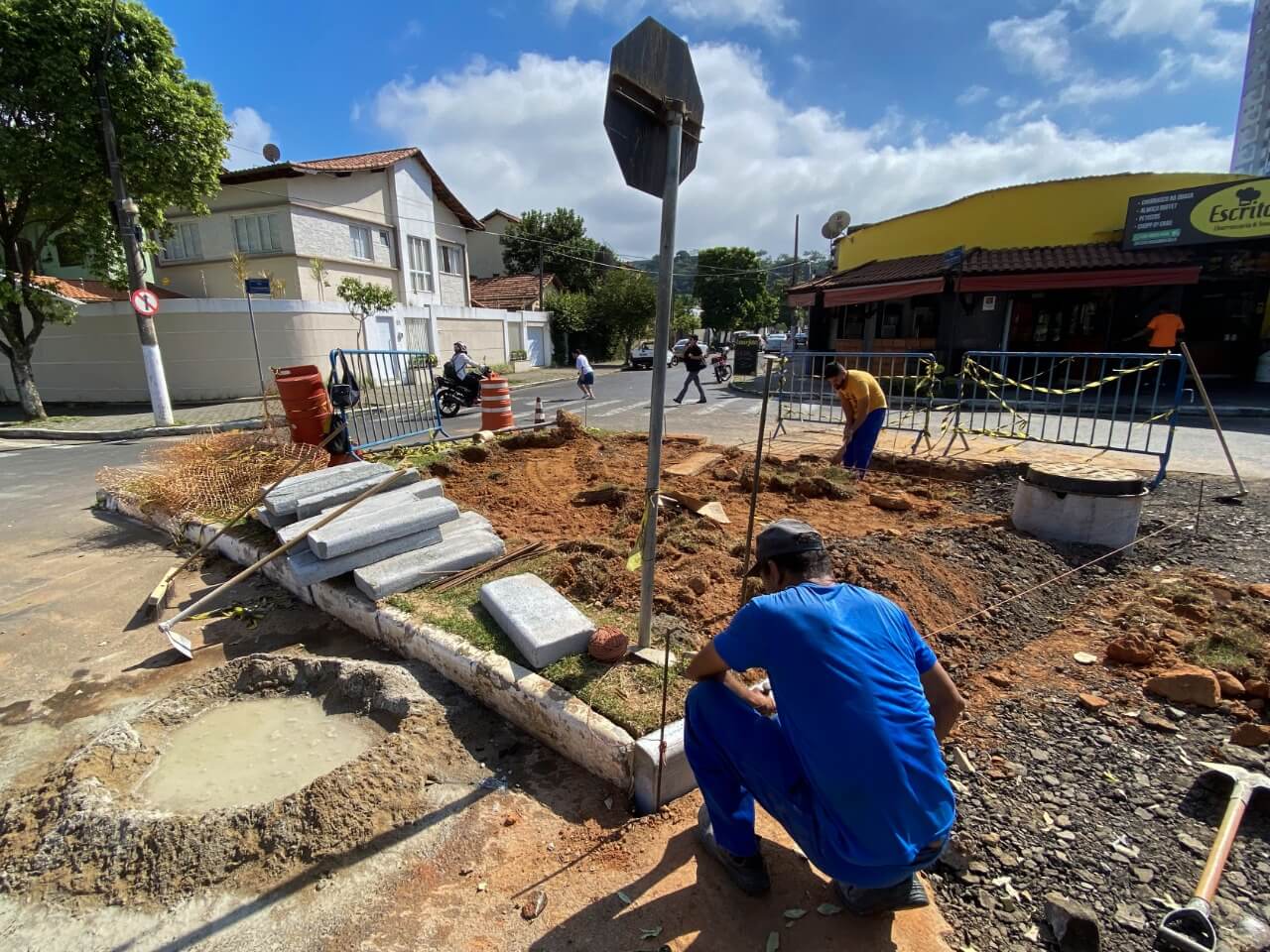 Prefeitura entrega novo poço de visita na Avenida Alberto Lavinas