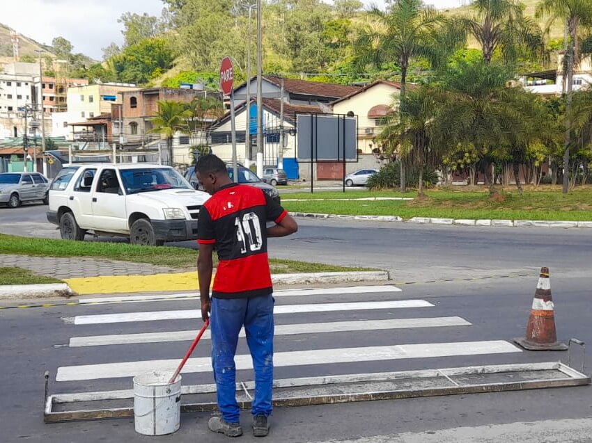Secretaria de Transportes realiza intervenções de sinalização nas vias públicas do município