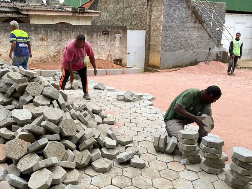 Prefeitura de Três Rios realiza calçamento da Travessa Antero Fonseca, na Vila Isabel
