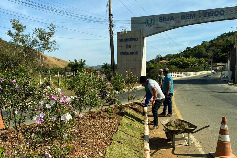 Prefeitura de Três Rios revitaliza praças e canteiros do município