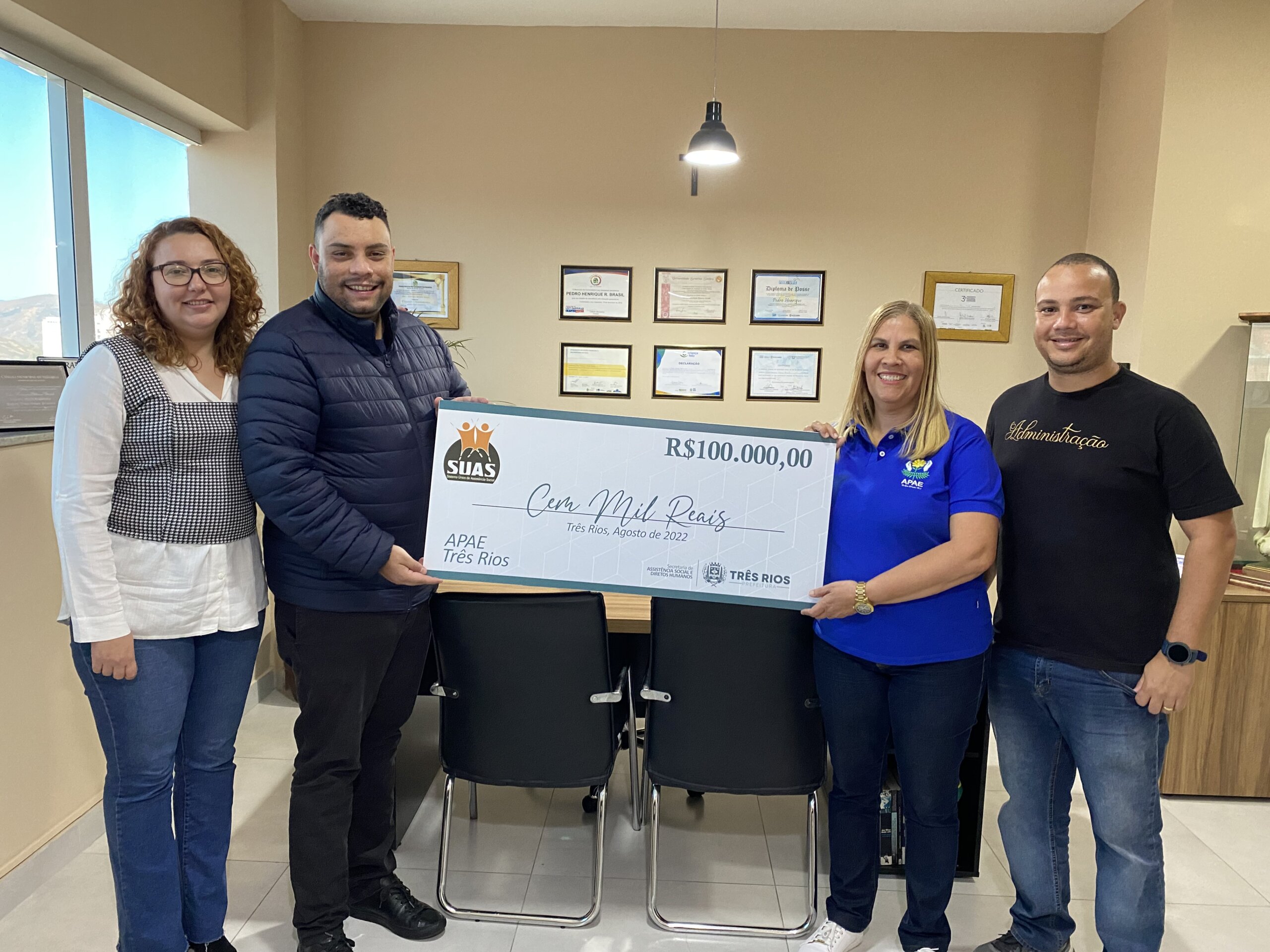 Prefeitura de Três Rios entrega R$100 mil à APAE