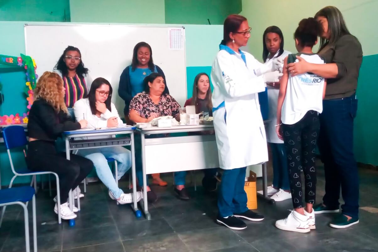 Prefeitura de Três Rios atualiza caderneta de vacinas de alunos da rede de ensino municipal