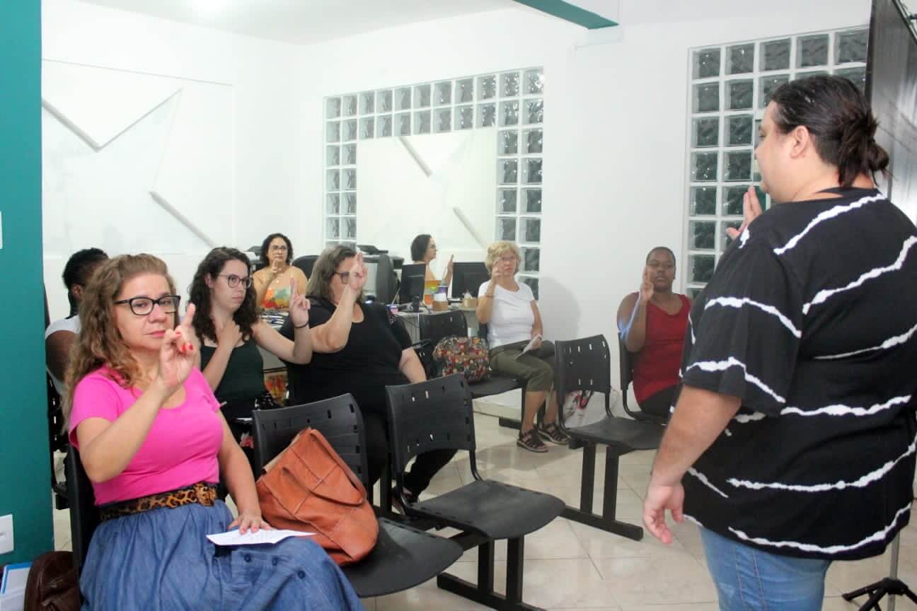 Prefeitura dá início a oficina de Libras, no CRAS