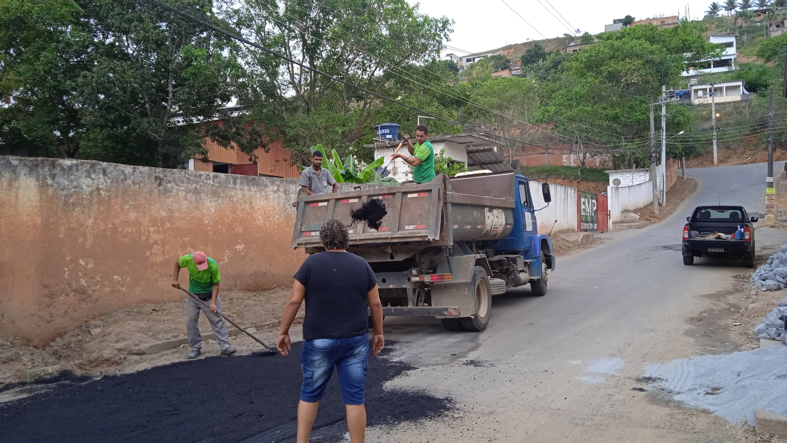 Trabalho de pavimentação de vias é realizado em várias localidades de Três Rios