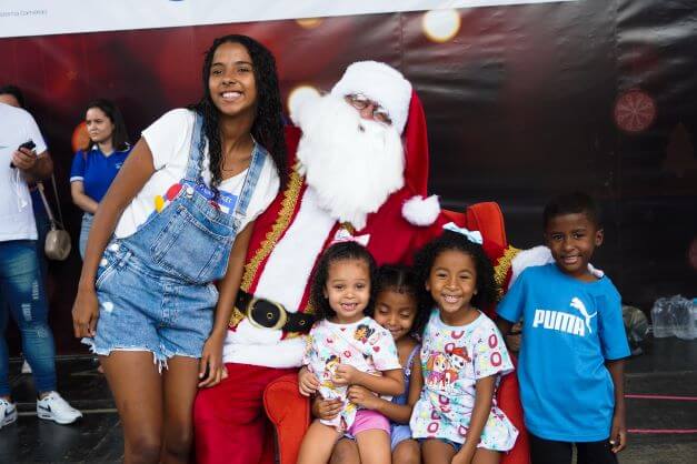 Papai Noel realiza entrega de presentes para a criançada