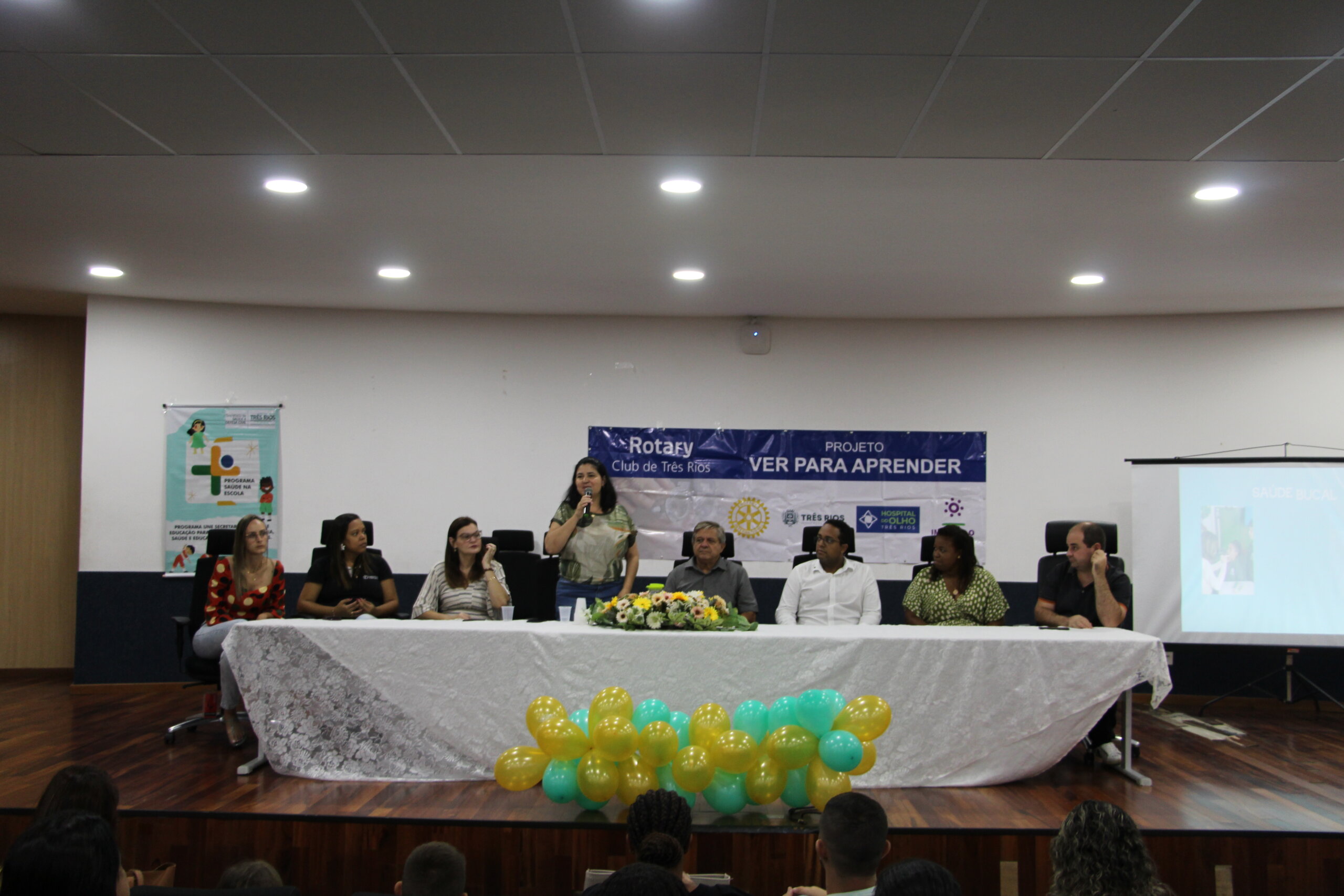 Prefeitura de Três Rios realiza nova entrega de óculos a alunos da rede municipal