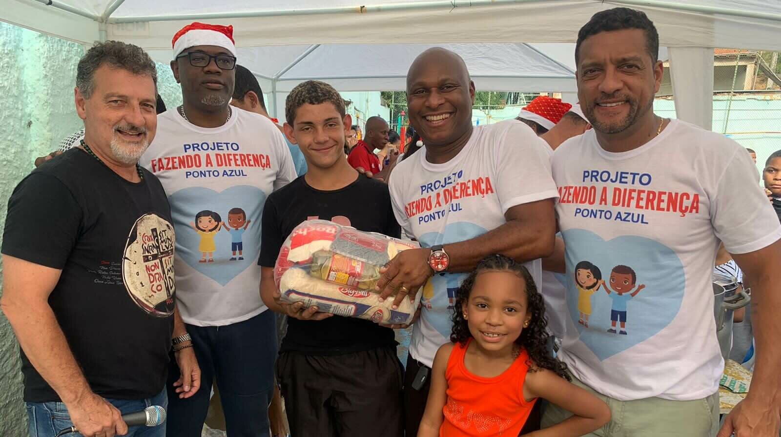 Prefeito Joa participa de festa natalina para crianças, no Ponto Azul