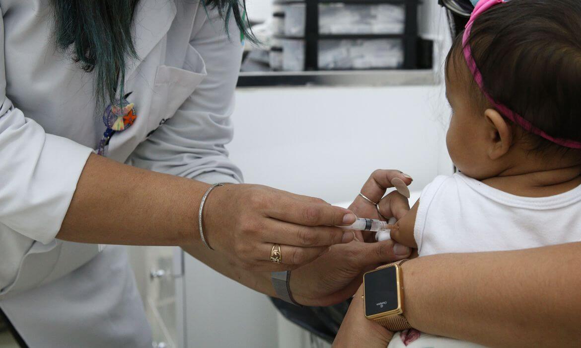 Três Rios vacina crianças com dose de reforço contra covid-19