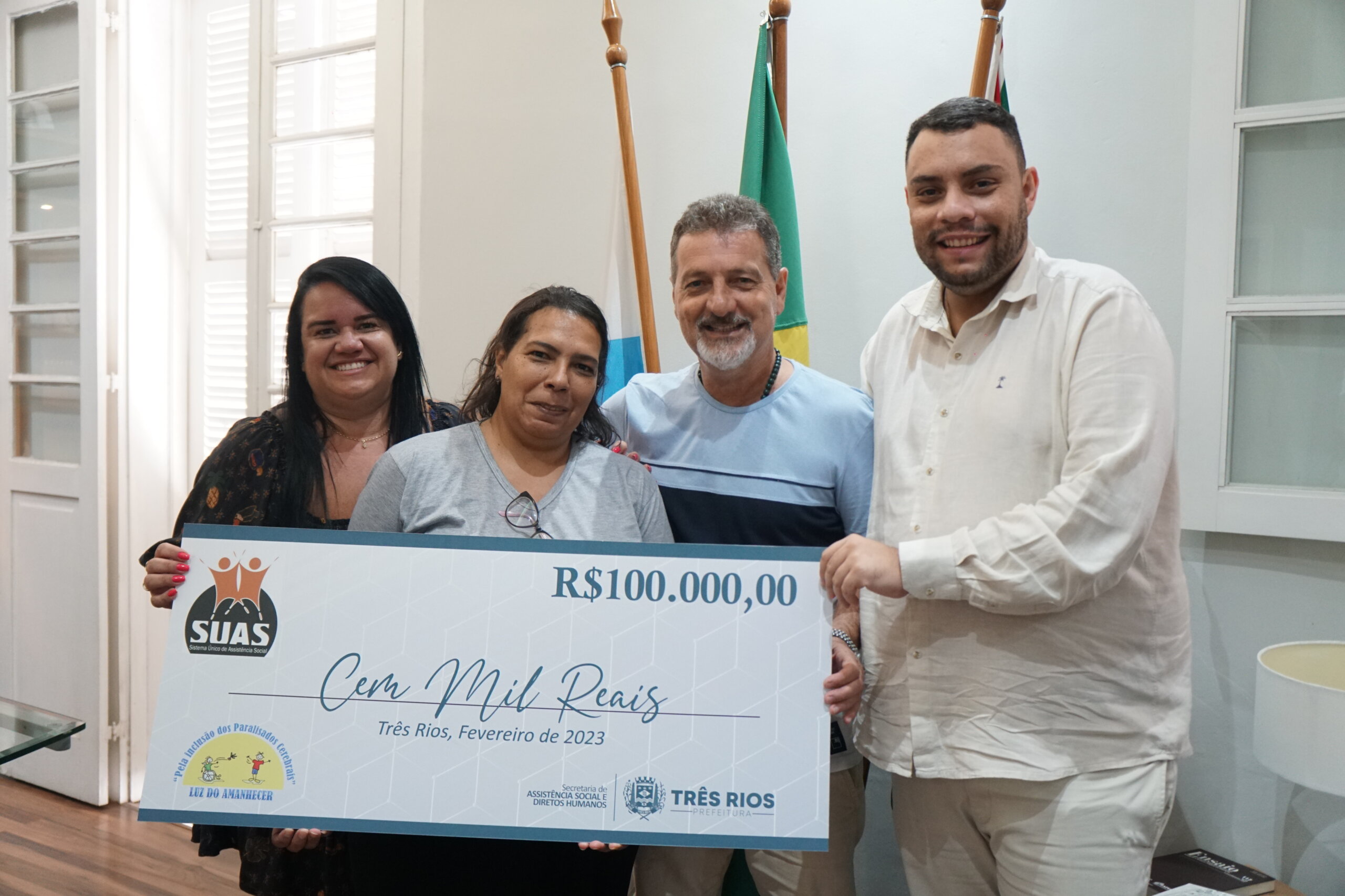 Prefeitura de Três Rios entrega R$ 100 mil à Associação Luz do Amanhecer
