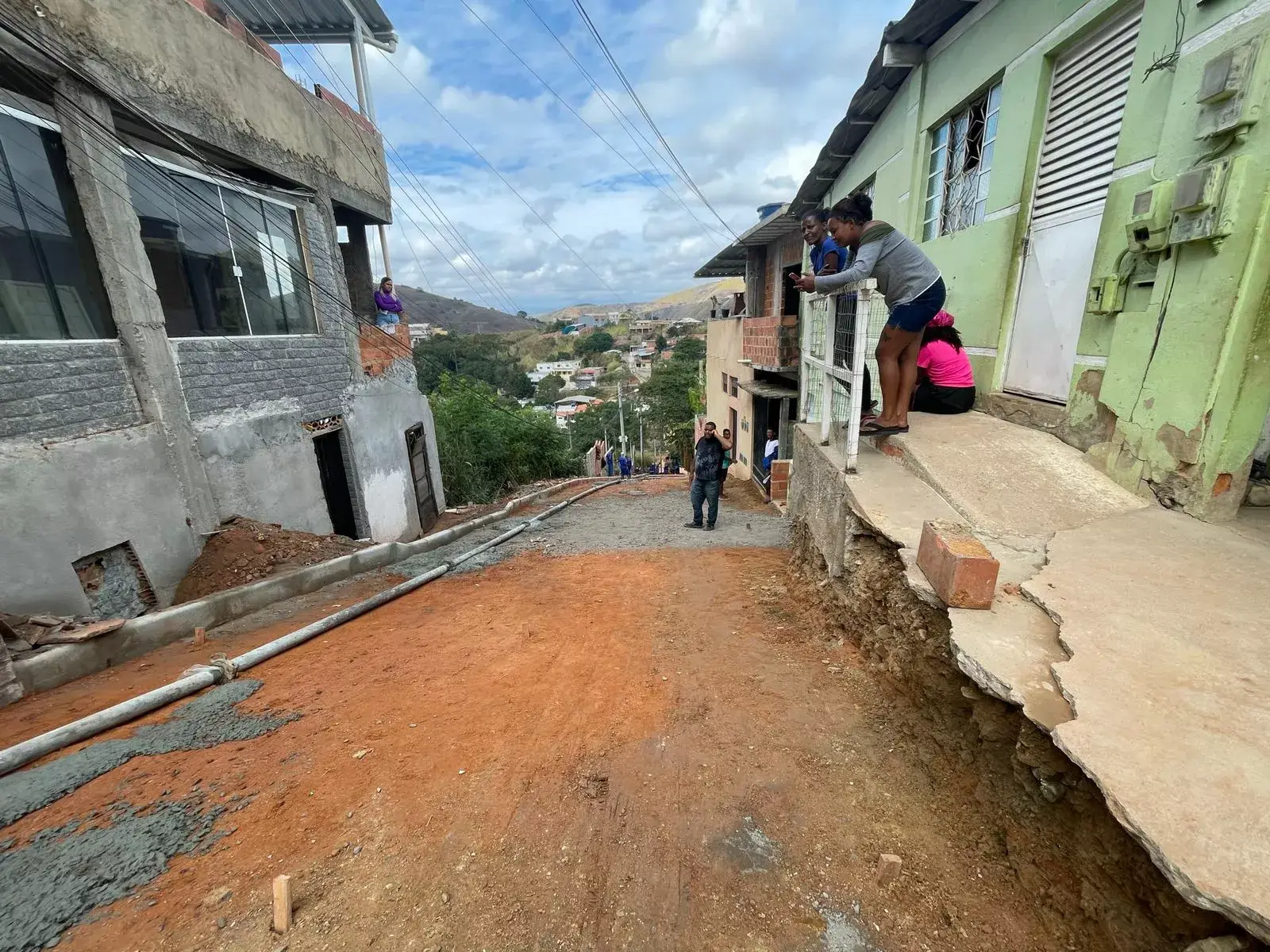 Em ação pelos bairros, Prefeitura de Três Rios pavimenta a Alameda Pequeri, na Vila Isabel