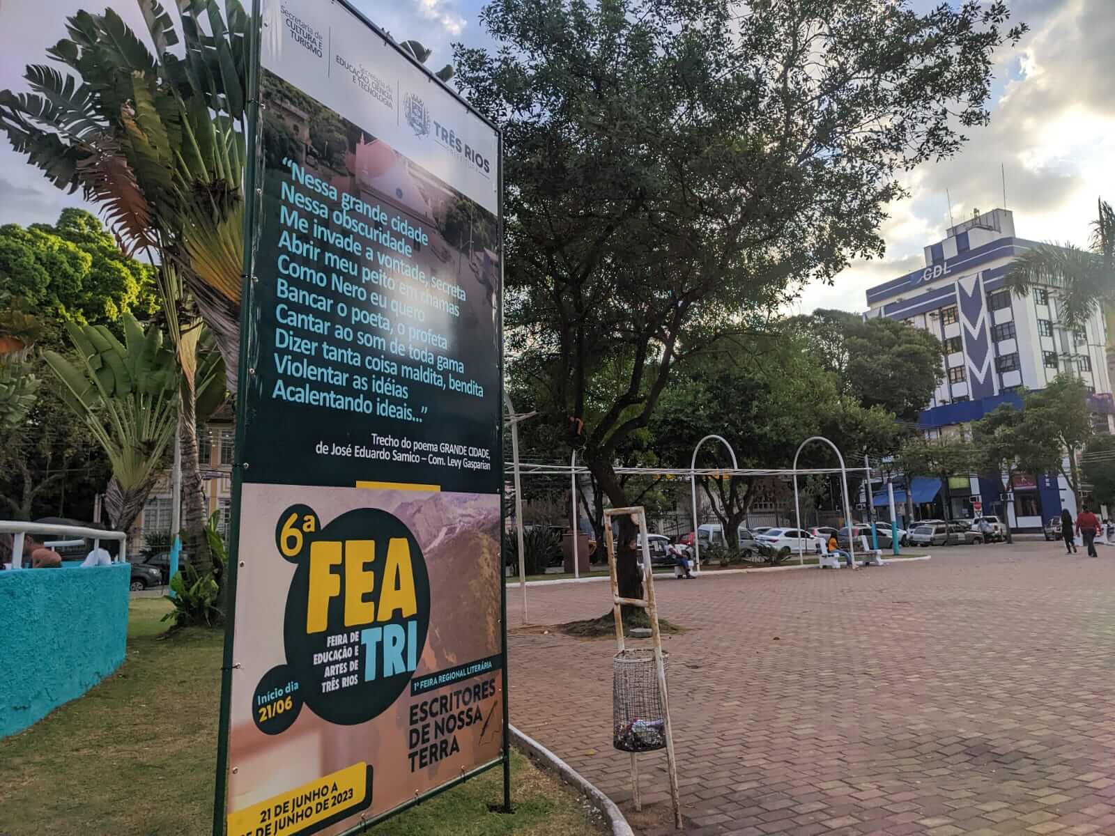 Sucesso na FEATRI, totens com trechos de livros de escritores da Região permanecem na Praça São Sebastião