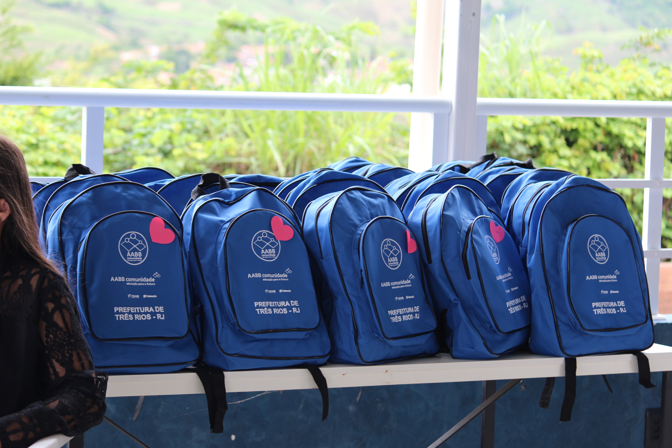 Prefeitura de Três Rios e Federação das AABBs entregam kits de natação para alunos de escolas municipais