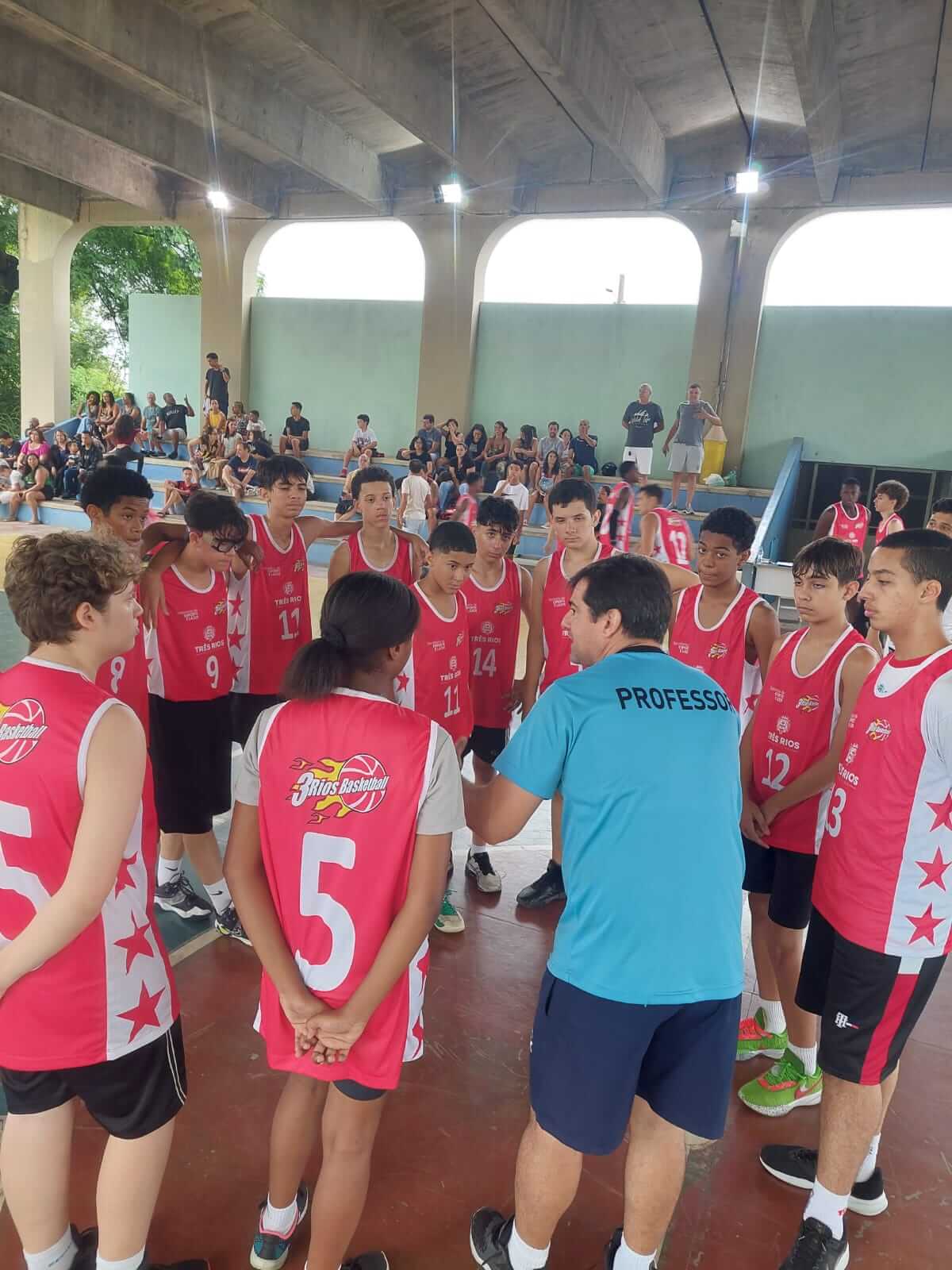 Final de semana com basquete e vôlei masculino