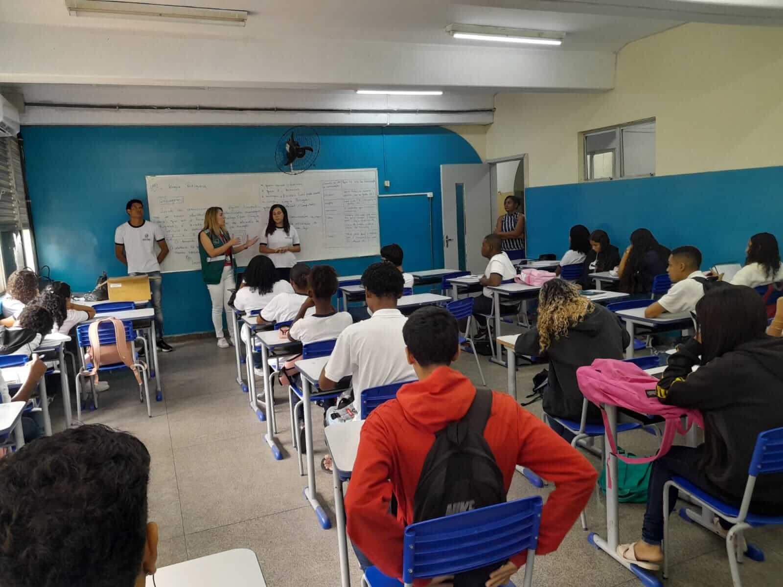 Vigilância Ambiental realiza trabalho de conscientização contra a dengue no Ciep 456