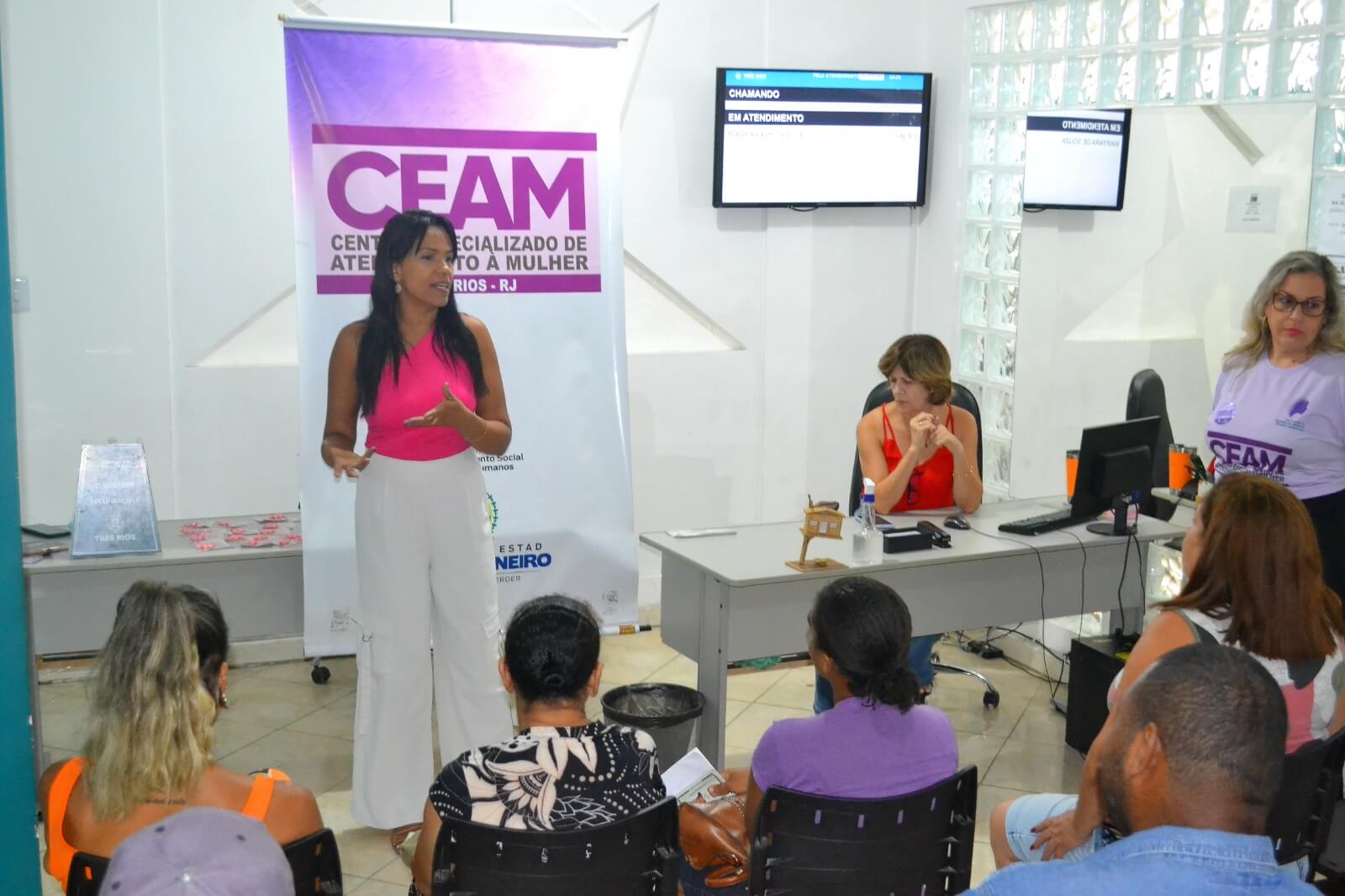 Usuárias dos CRAS participam de palestras em comemoração ao Mês da Mulher