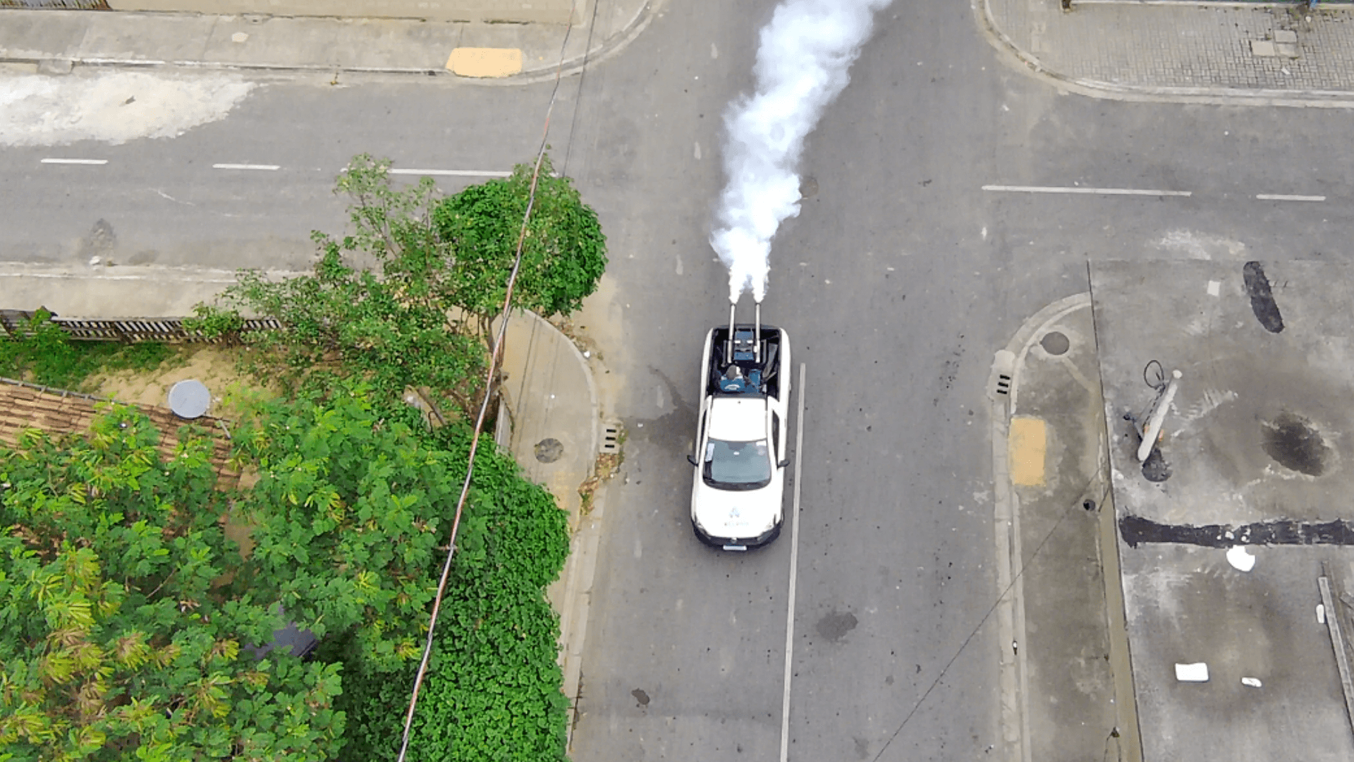 Carro fumacê circula os bairros com maior número de casos de dengue
