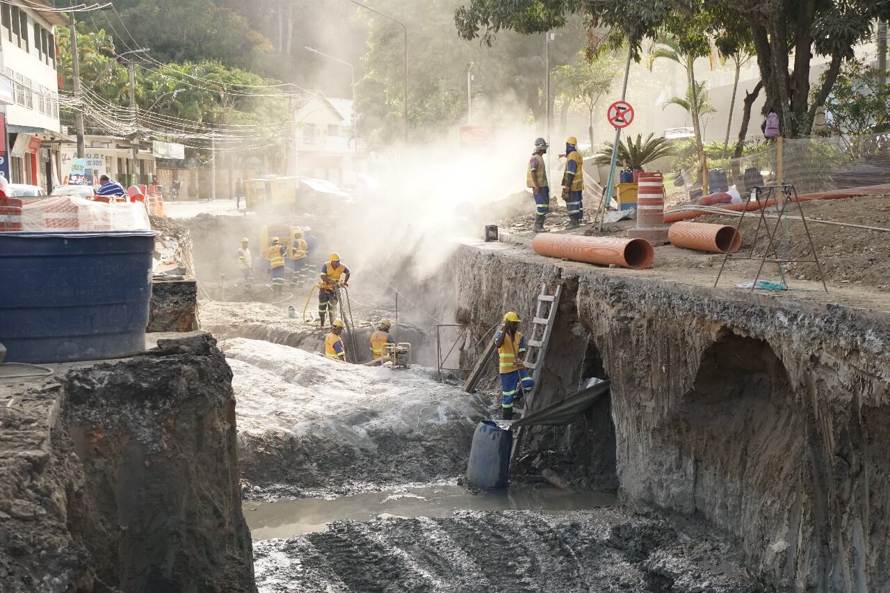 Com dois turnos de trabalho, obras de drenagem da Avenida Zoelo Sola progridem