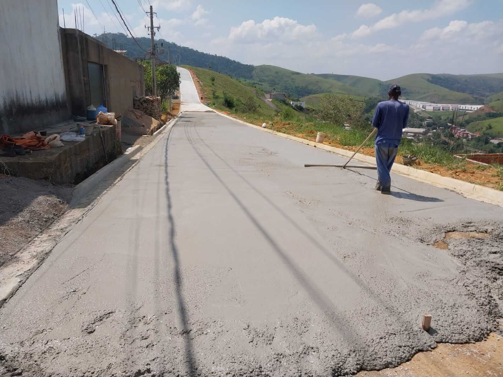 Prefeitura de Três Rios finaliza pavimentação da Rua B, no Santa Terezinha