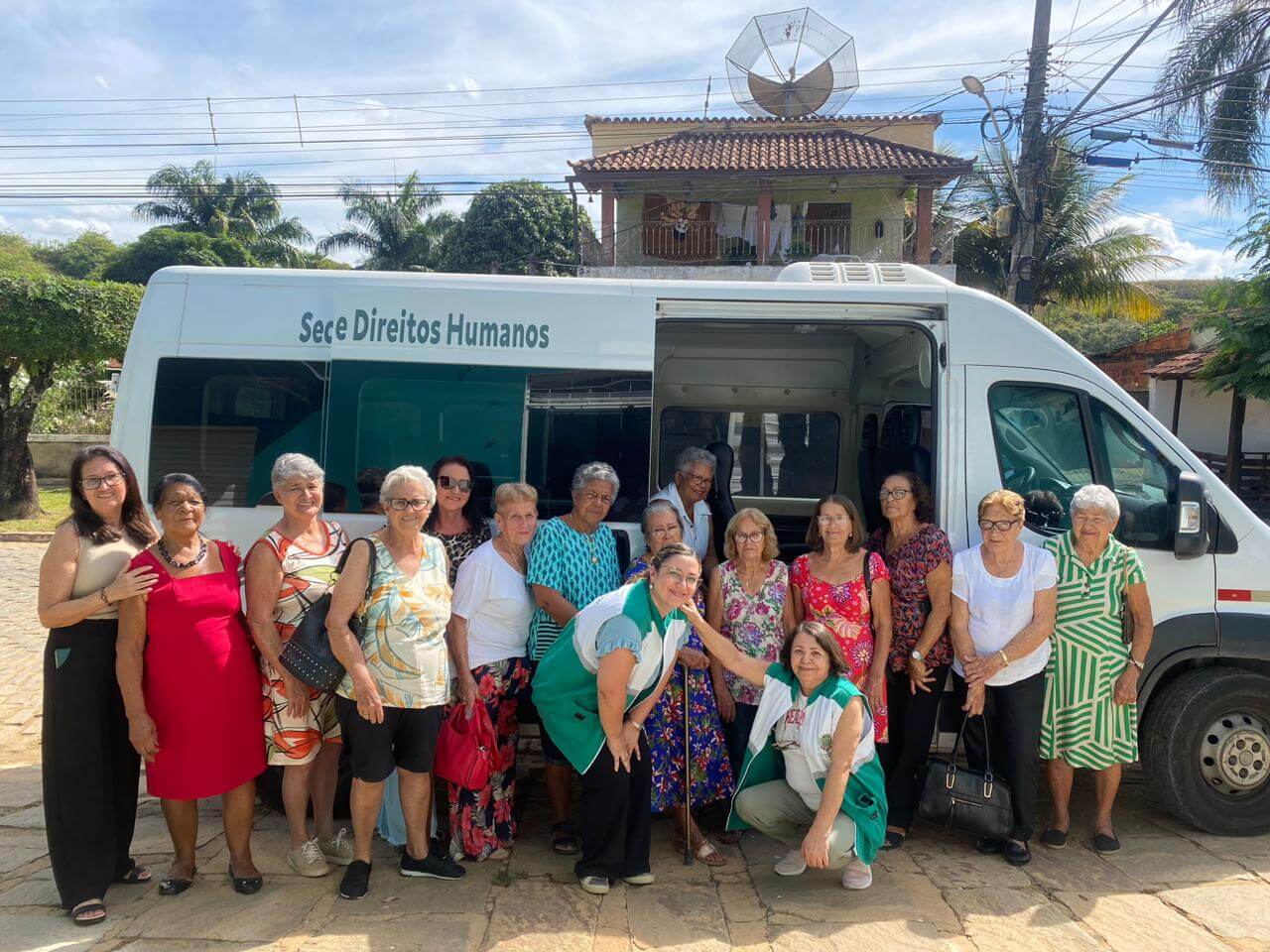 CRAS Bemposta leva idosos para passeio em vinícola em Areal