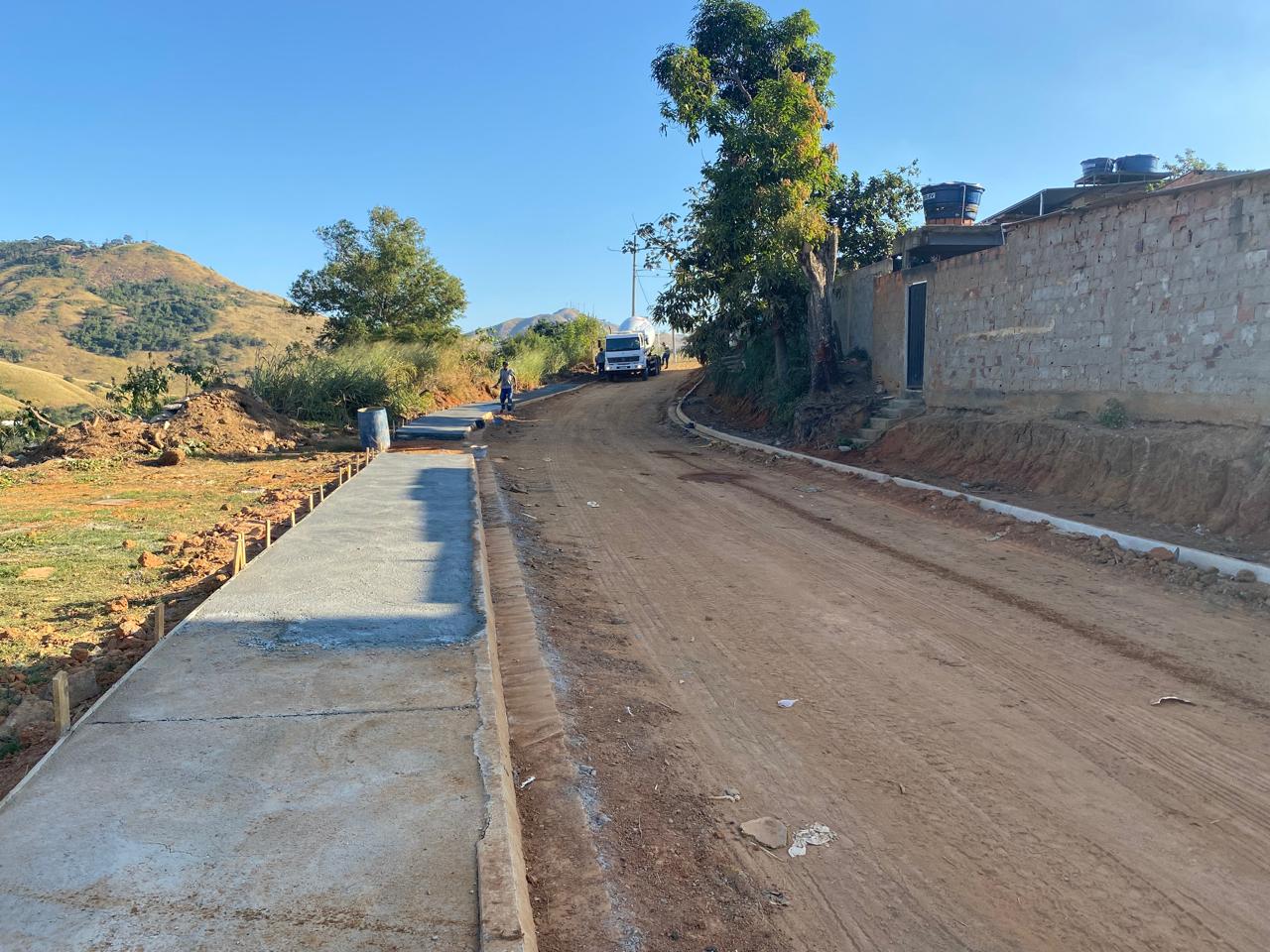 Obras de drenagem e pavimentação do Morro do Ataulfo registram avanços diários