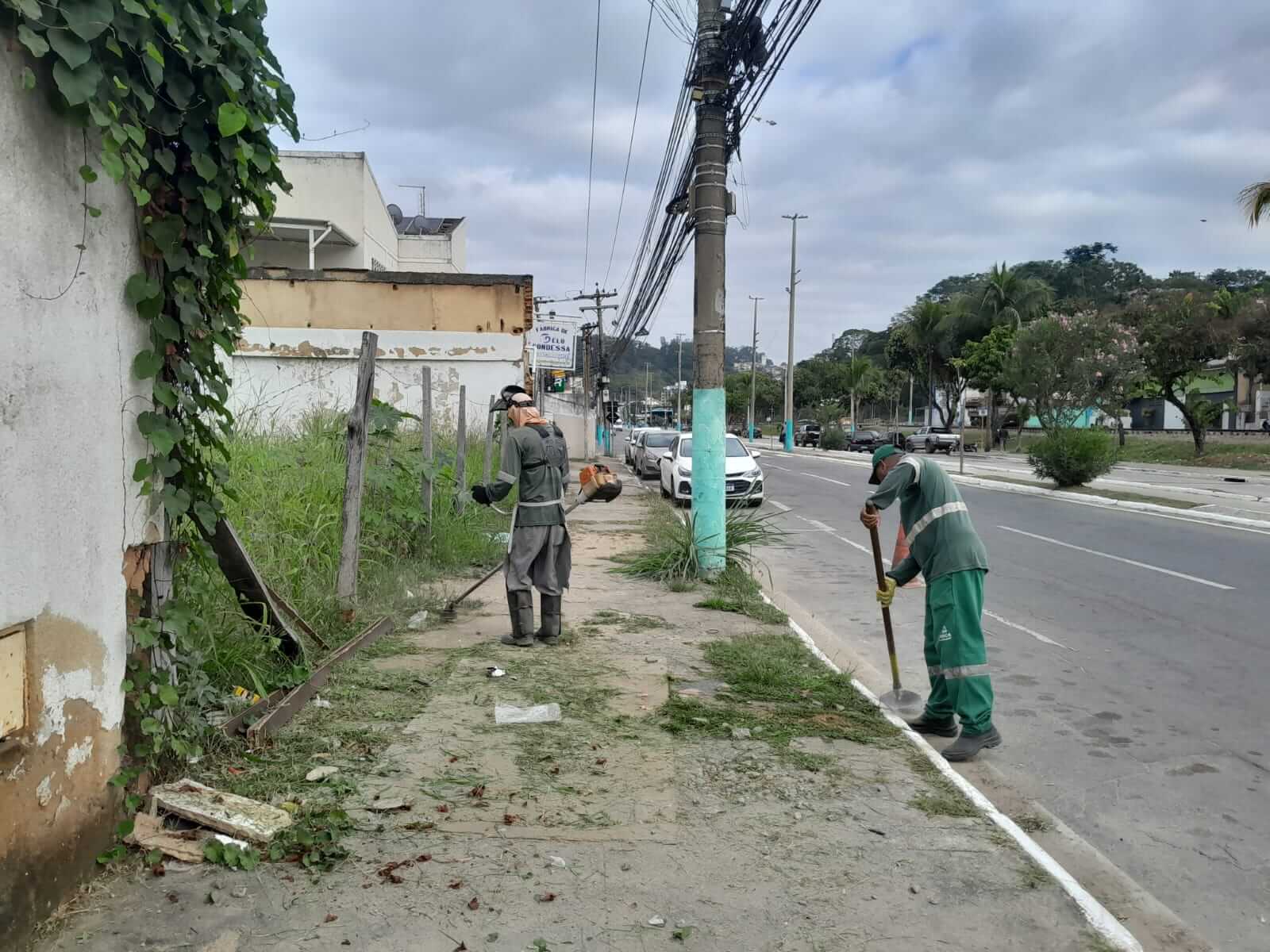 Secretaria de Serviços Públicos de Três Rios realiza limpeza e conservação nos bairros