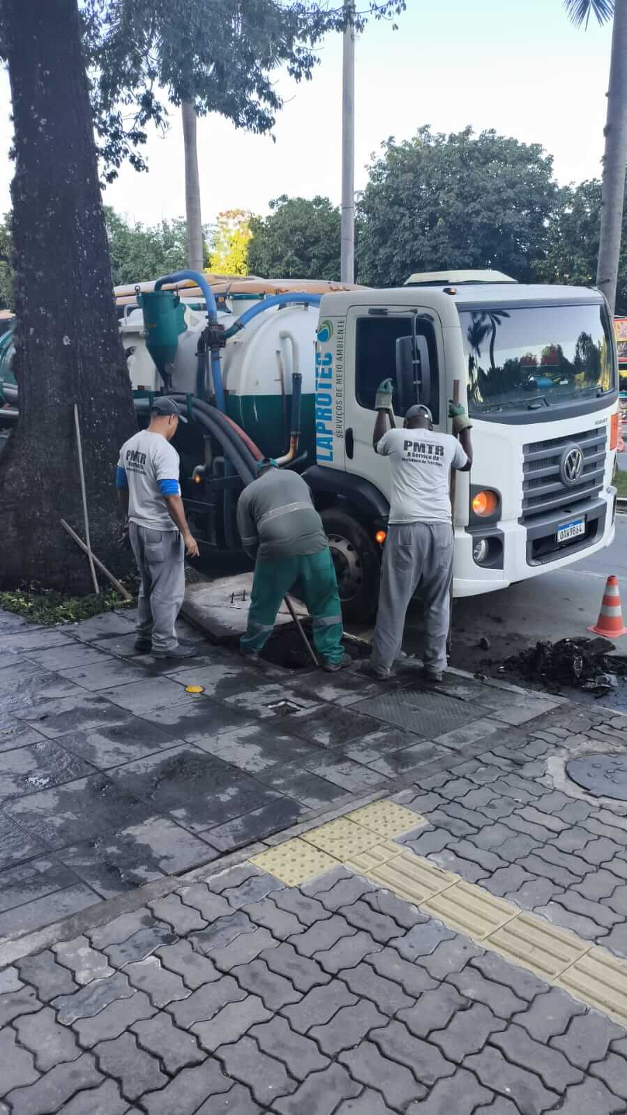 Equipe da Secretaria de Drenagem realiza desobstrução de bueiros na Beira-Rio