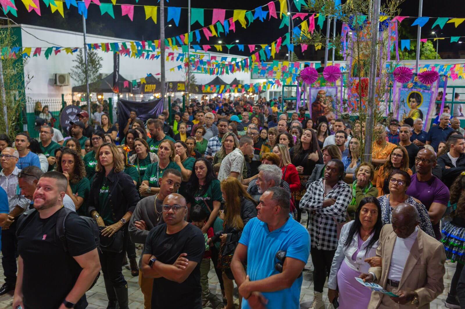 Moradores do bairro Vila Isabel, em Três Rios, comemoram a inauguração da Praça CEU