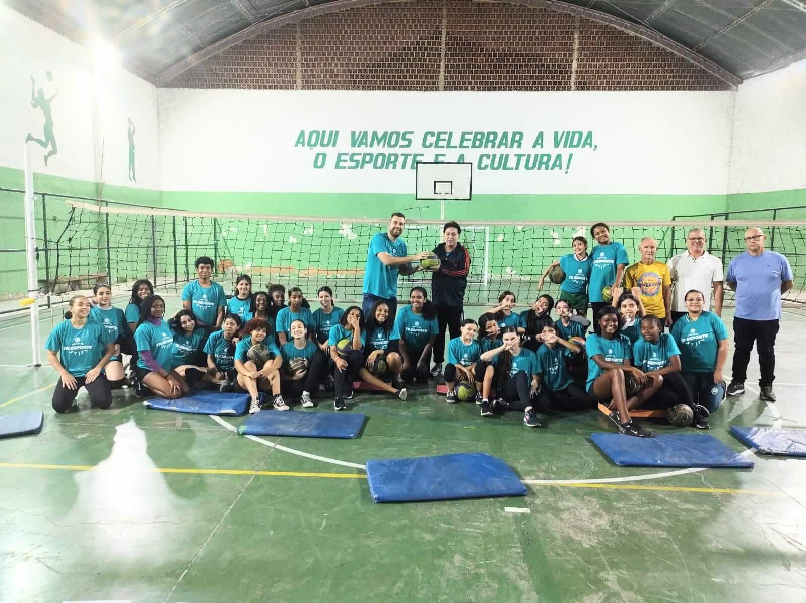 Secretaria de Esporte e Lazer entrega uniformes para alunos dos projetos de basquete e voleibol
