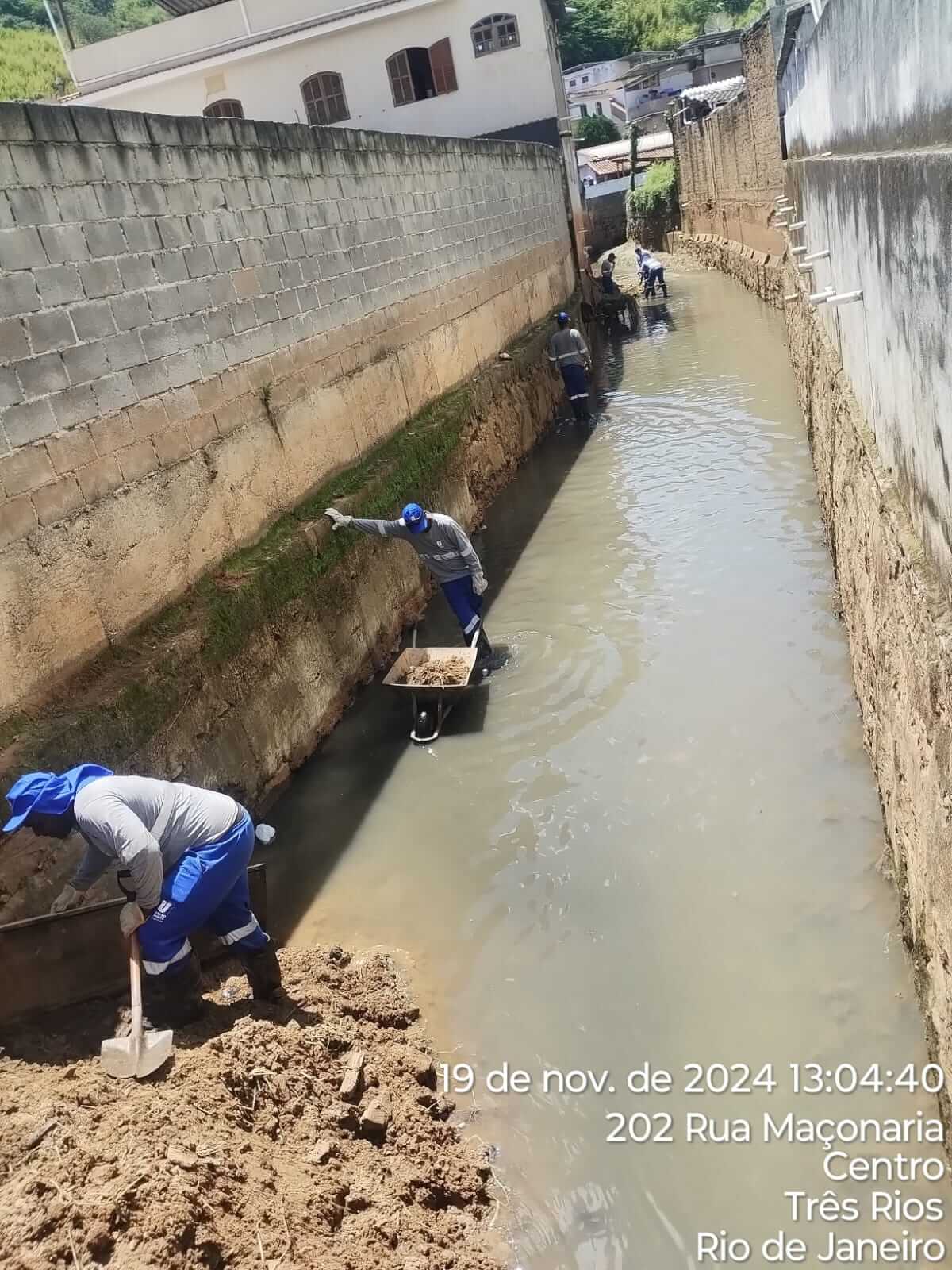 Secretaria de Drenagem Urbana e Conservação realiza limpeza no Córrego da Rua da Maçonaria