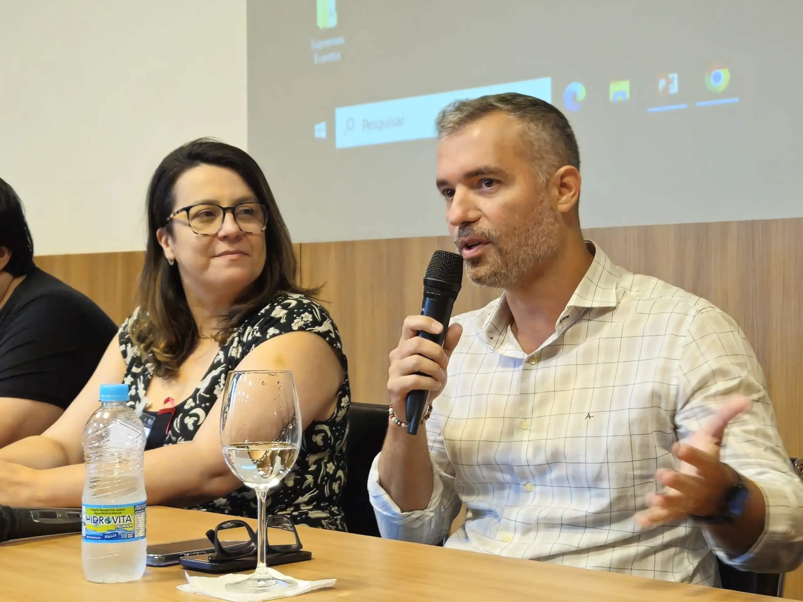 Três Rios sedia encontro sobre atendimento à mulher vítima de violência.