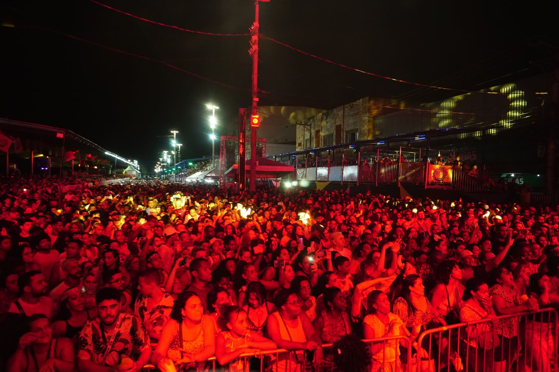 Mumuzinho abre o Carnaval 2025 de Três Rios com show eletrizante para grande público