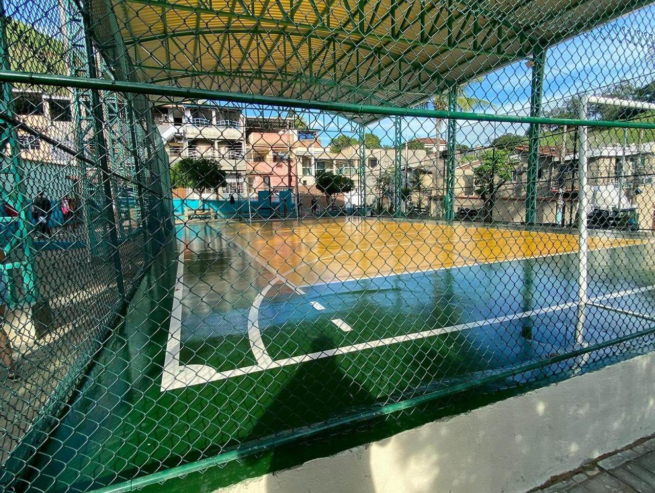 Prefeitura de Três Rios entrega quadra poliesportiva reformada no bairro Cantagalo